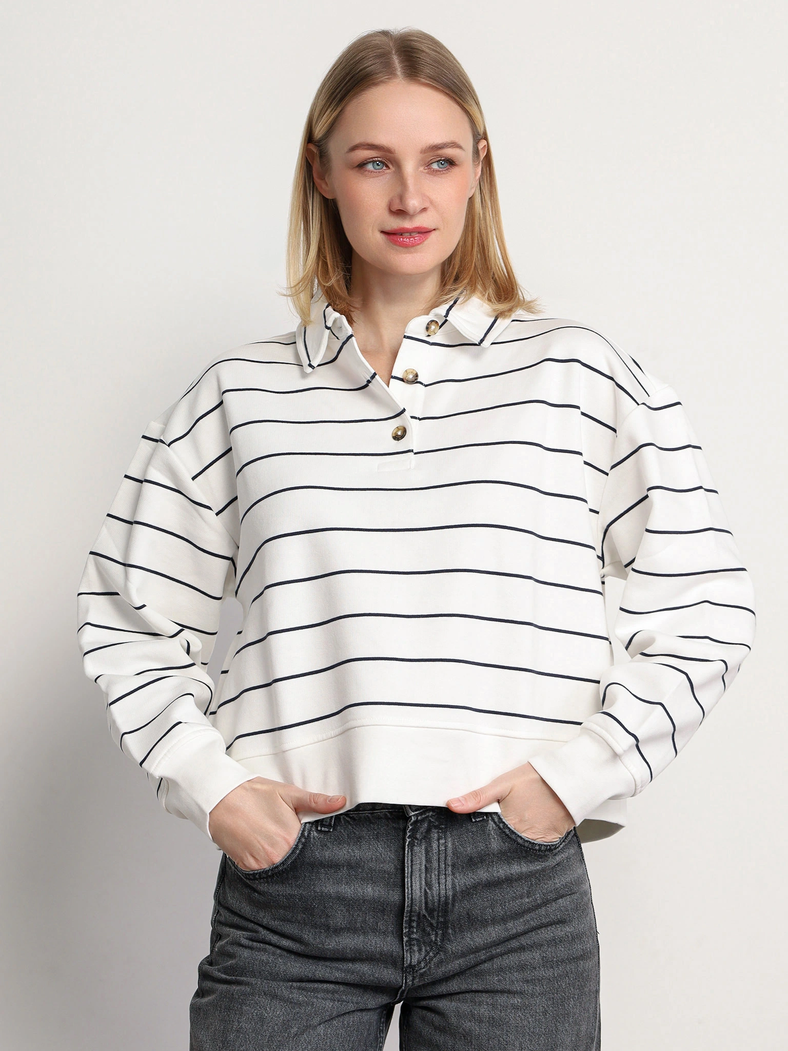 Толстовка укороченная в полоску белого цвета из хлопка